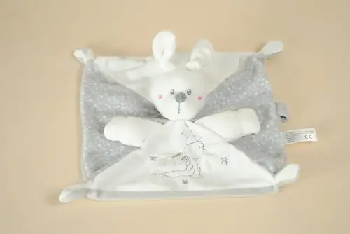 Doudou lapin plat Nicotoy Simba Toys gris blanc broderie étoiles et lapin avec attache-tétine peluche bébé