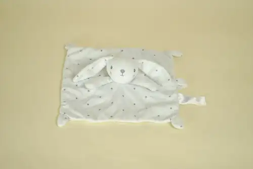 Doudou lapin plat blanc avec étoiles grises imprimées marque Simba Toys et attache tétine