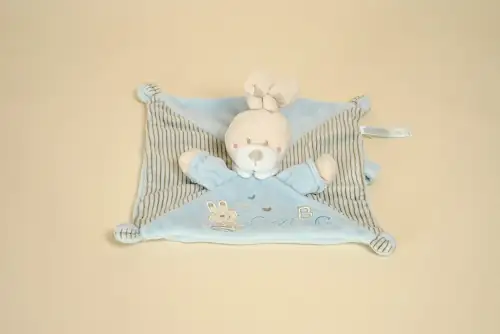 Doudou plat lapin bleu rayé par Nicotoy (Simba Toys). Motif ABC brodé et attache-tétine inclus. Texture ultra-douce, idéal cadeau de naissance pratique.
