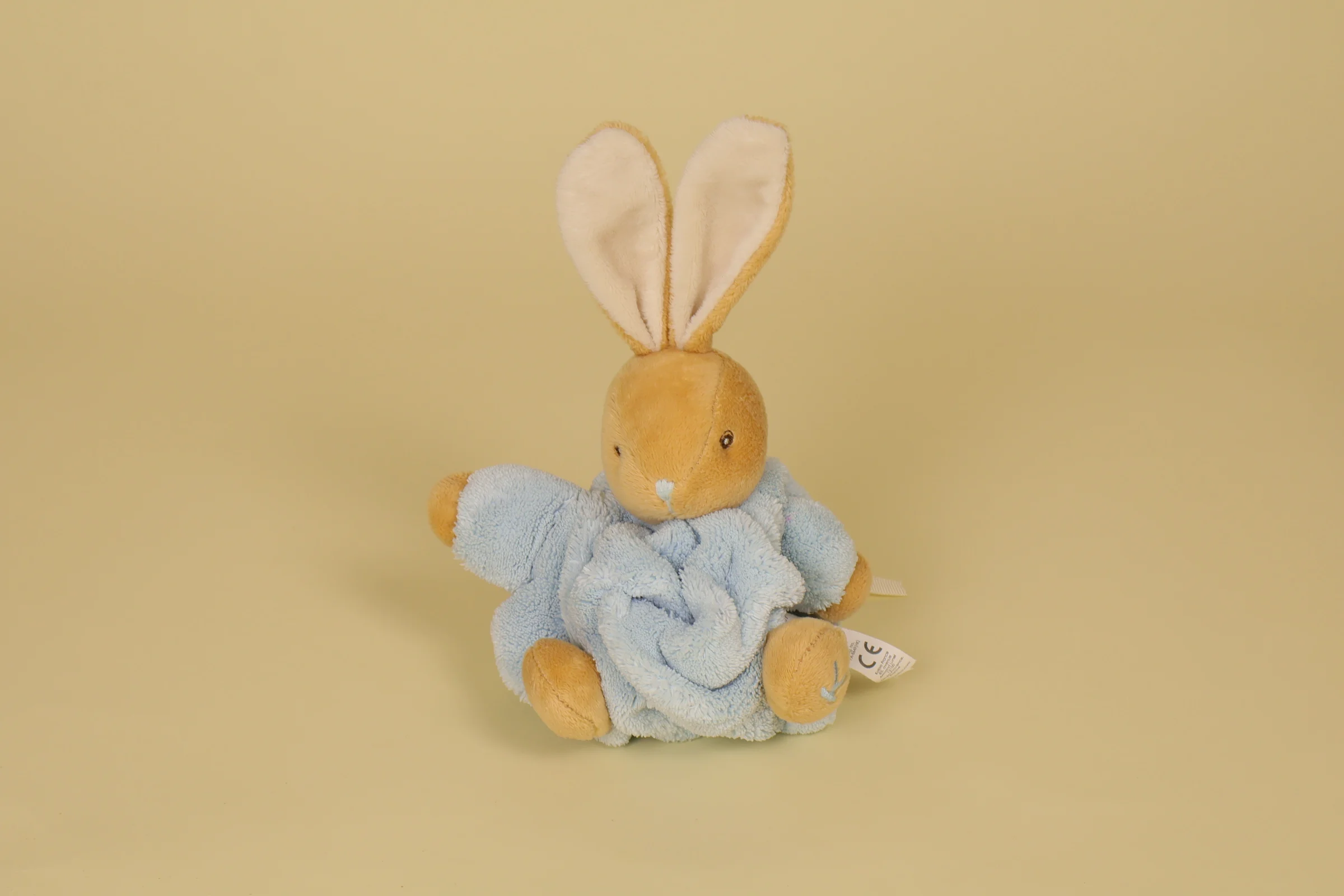 Mini doudou lapin boule bleu et marron 12 cm Plume marque Kaloo
