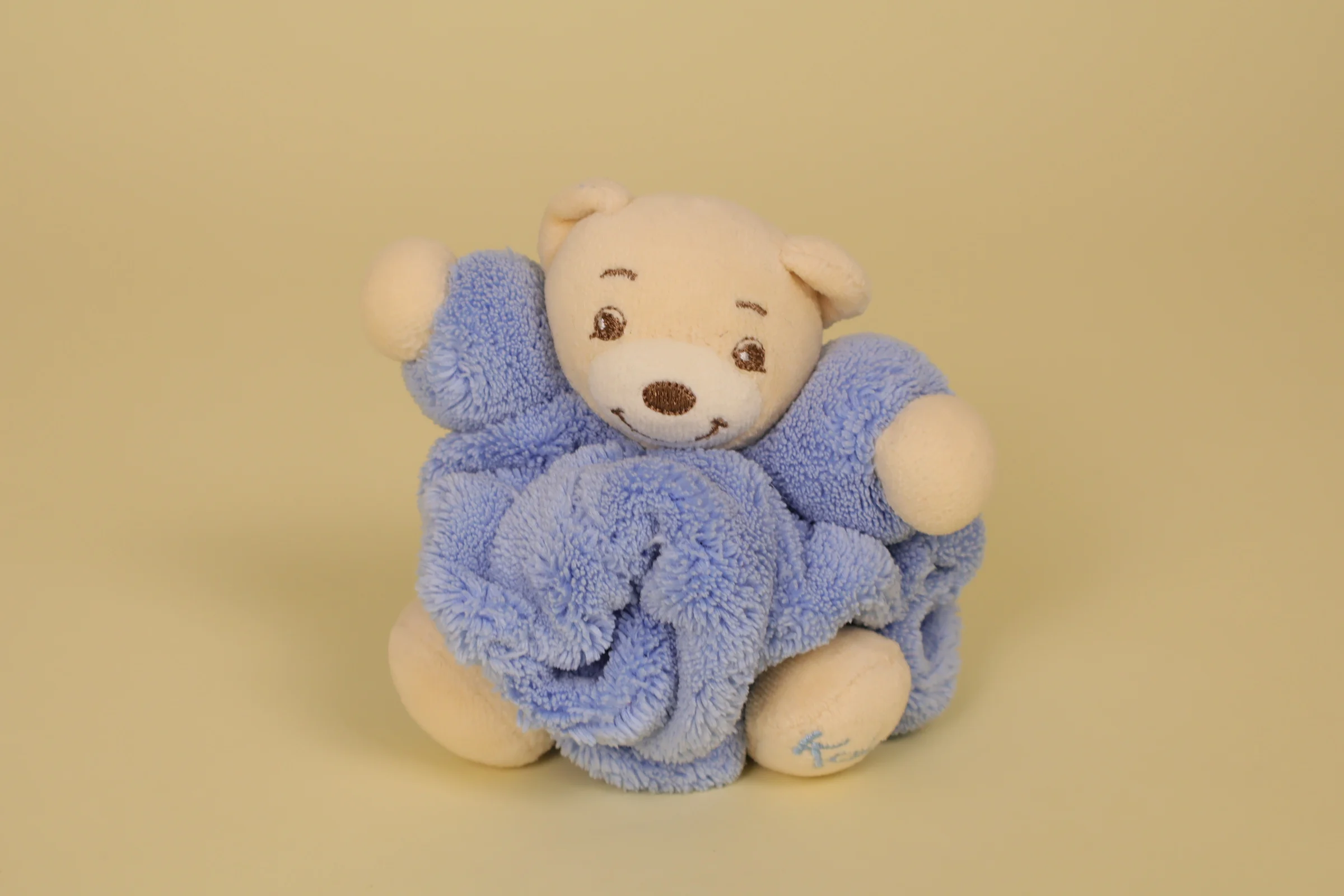 Mini doudou ours boule bleu et blanc 12 cm Plume marque Kaloo