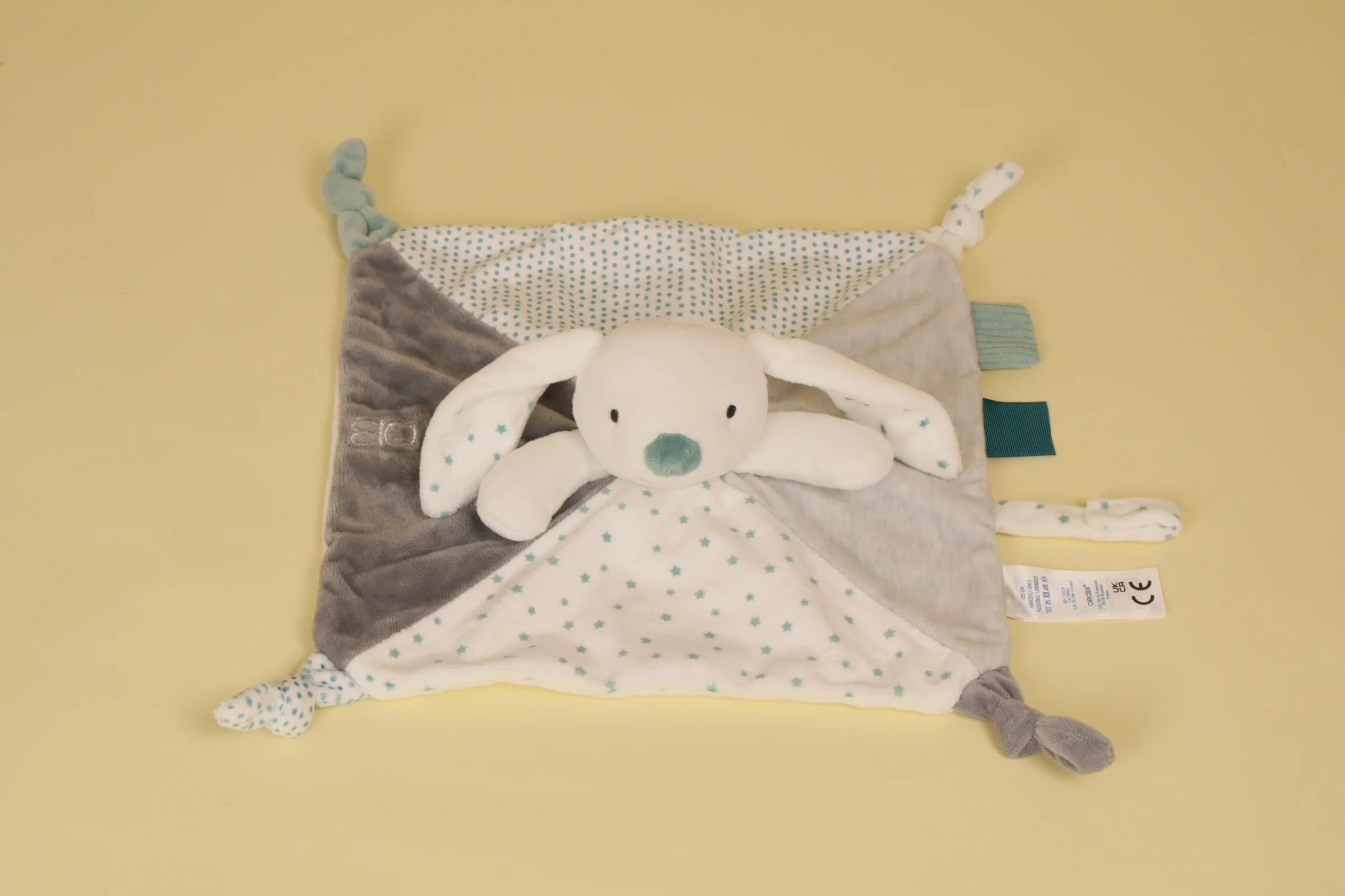 Doudou Lapin Plat Blanc et Gris avec Imprimés d'Étoiles Vertes avec Attache Tétine Année 2024 Marque Obaïbi